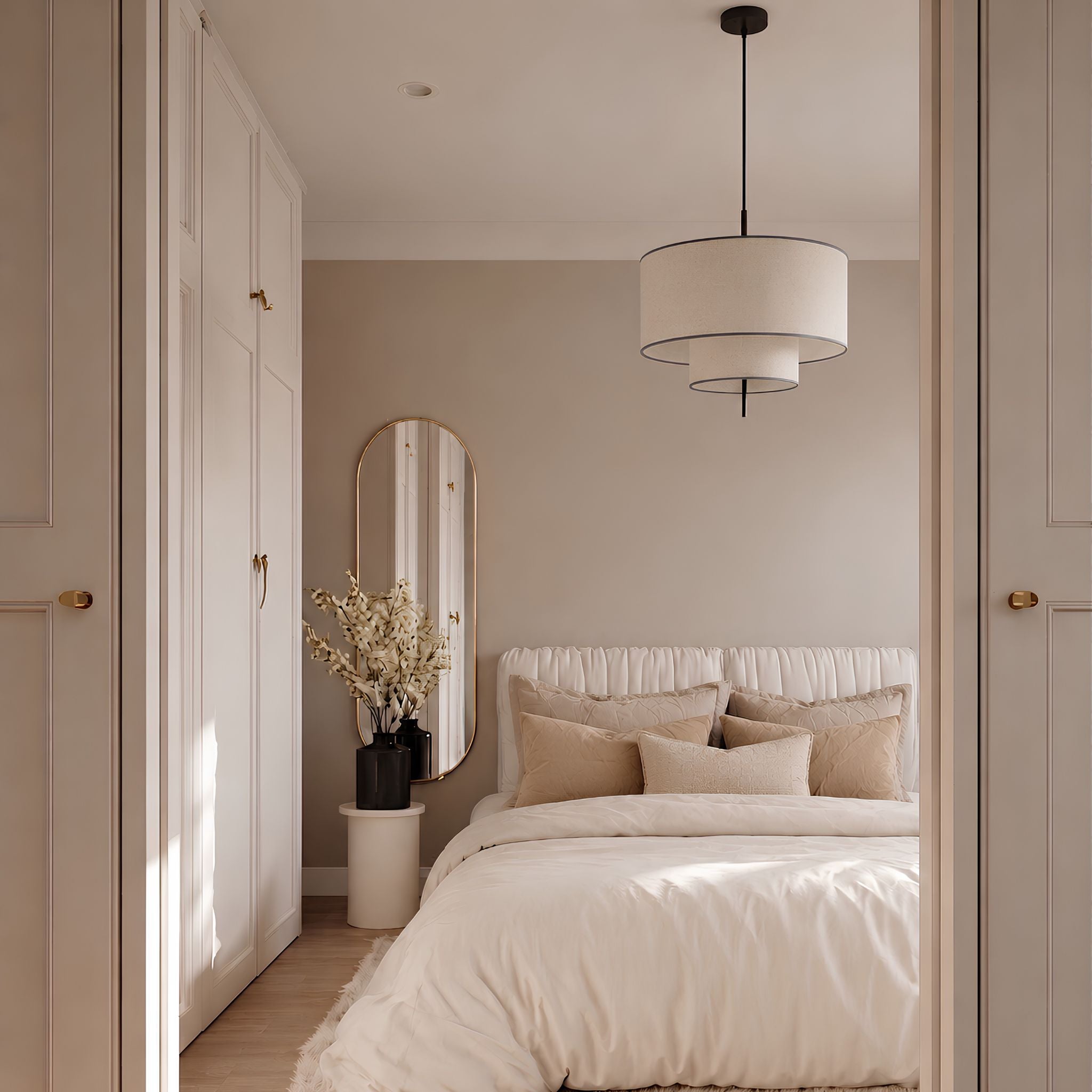 Tambour taklampa i beige med tygskärm ovanför säng i elegant sovrum med ljusa toner och modern inredning