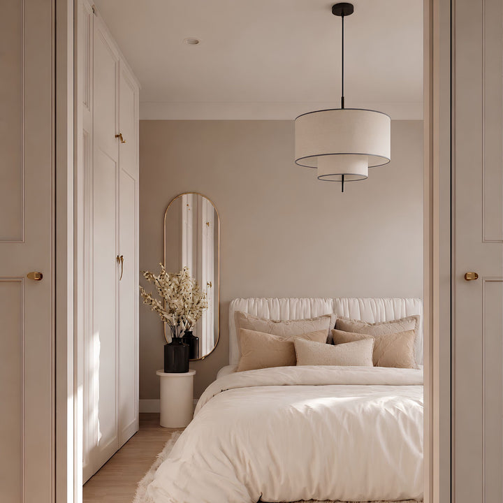 Tambour taklampa i beige med tygskärm ovanför säng i elegant sovrum med ljusa toner och modern inredning