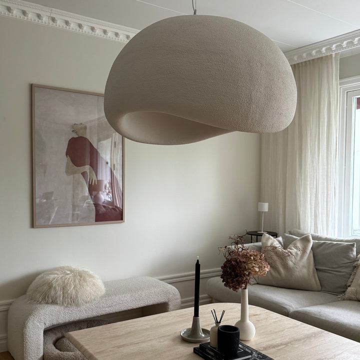 Beige Wabi Sabi Arch taklampa i modernt vardagsrum med naturliga färger och minimalistisk skandinavisk design