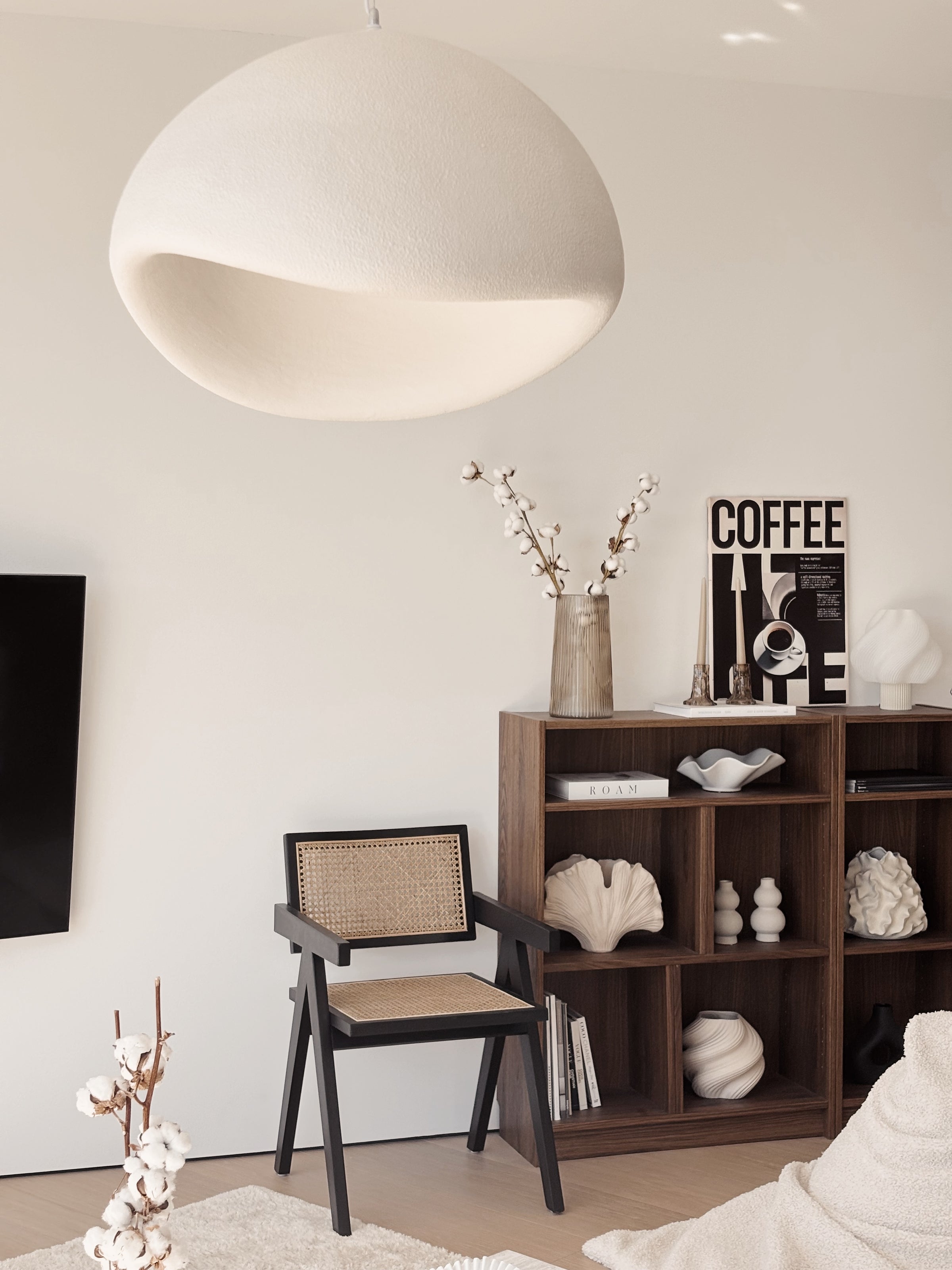 wabi sabi wave taklampa 80 cm i vit japandi design över vardagsrum med trähylla och skandinavisk inredning