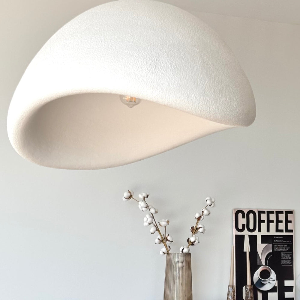 Wabi Sabi Wave taklampa i vit finish med organisk form i modern skandinavisk inredning