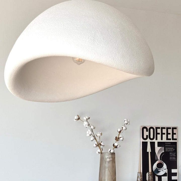 Wabi Sabi Wave taklampa i vit finish med organisk form i modern skandinavisk inredning